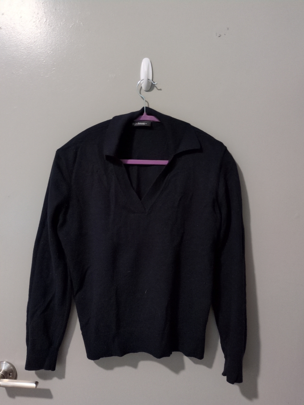 Gollehaug Navy V-Neck Sweater with White Trim